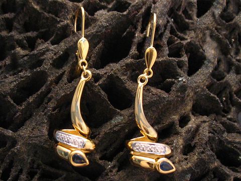 Ohrringe Gold 585 Ohrhänger mit Safir und Diamant 0.04 ct vom Juwelier Harnisch. Elegante Ohrhänger mit schimmernden Steinen und geschwungener Form.