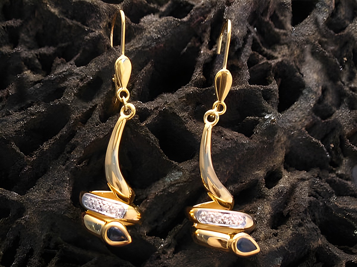 Ohrringe Gold 585 Ohrhänger mit Safir und Diamant 0.04 ct vom Juwelier Harnisch. Elegante Ohrhänger mit schimmernden Steinen und geschwungener Form.