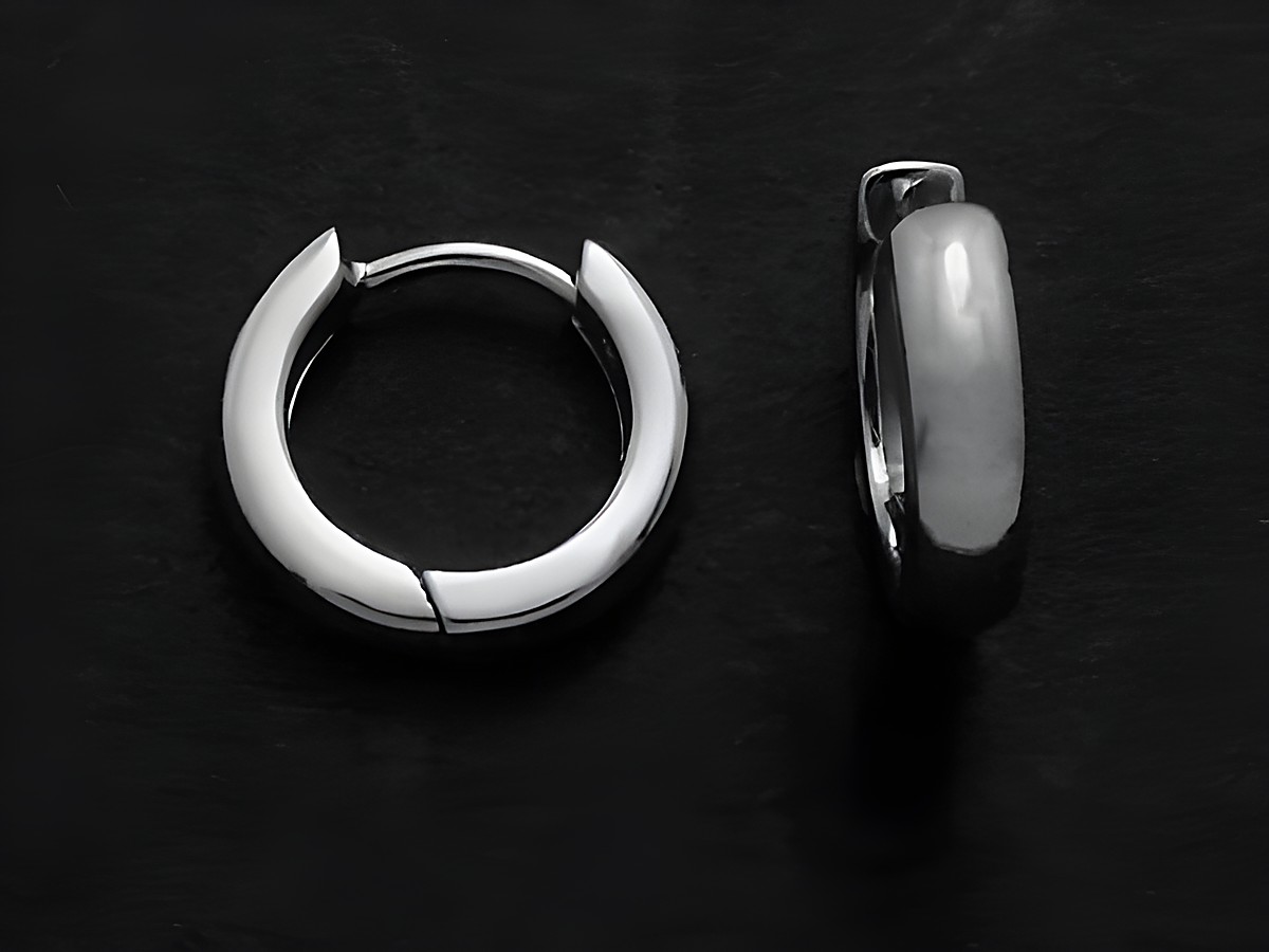 Weißgoldene Scharniercreolen mit einem Durchmesser von 1,1 cm und einer Breite von 3 mm, elegant und hochwertig, hergestellt vom Juwelier Harnisch, ideales Accessoire für jeden Anlass.
