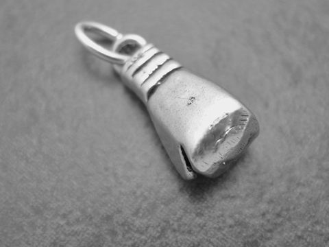 Boxhandschuh links in Silber Anhänger, sportlich, mit brillantem Detail, Größe 20,3 mm, hergestellt von Juwelier Harnisch, perfekt für Sportbegeisterte.