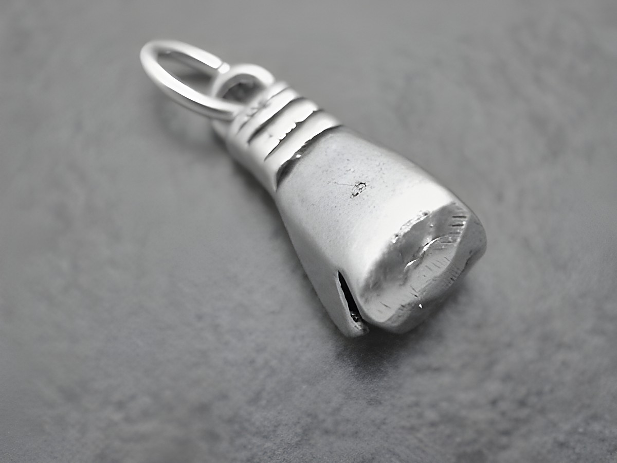 Boxhandschuh links in Silber Anhänger, sportlich, mit brillantem Detail, Größe 20,3 mm, hergestellt von Juwelier Harnisch, perfekt für Sportbegeisterte. – Ansicht 2
