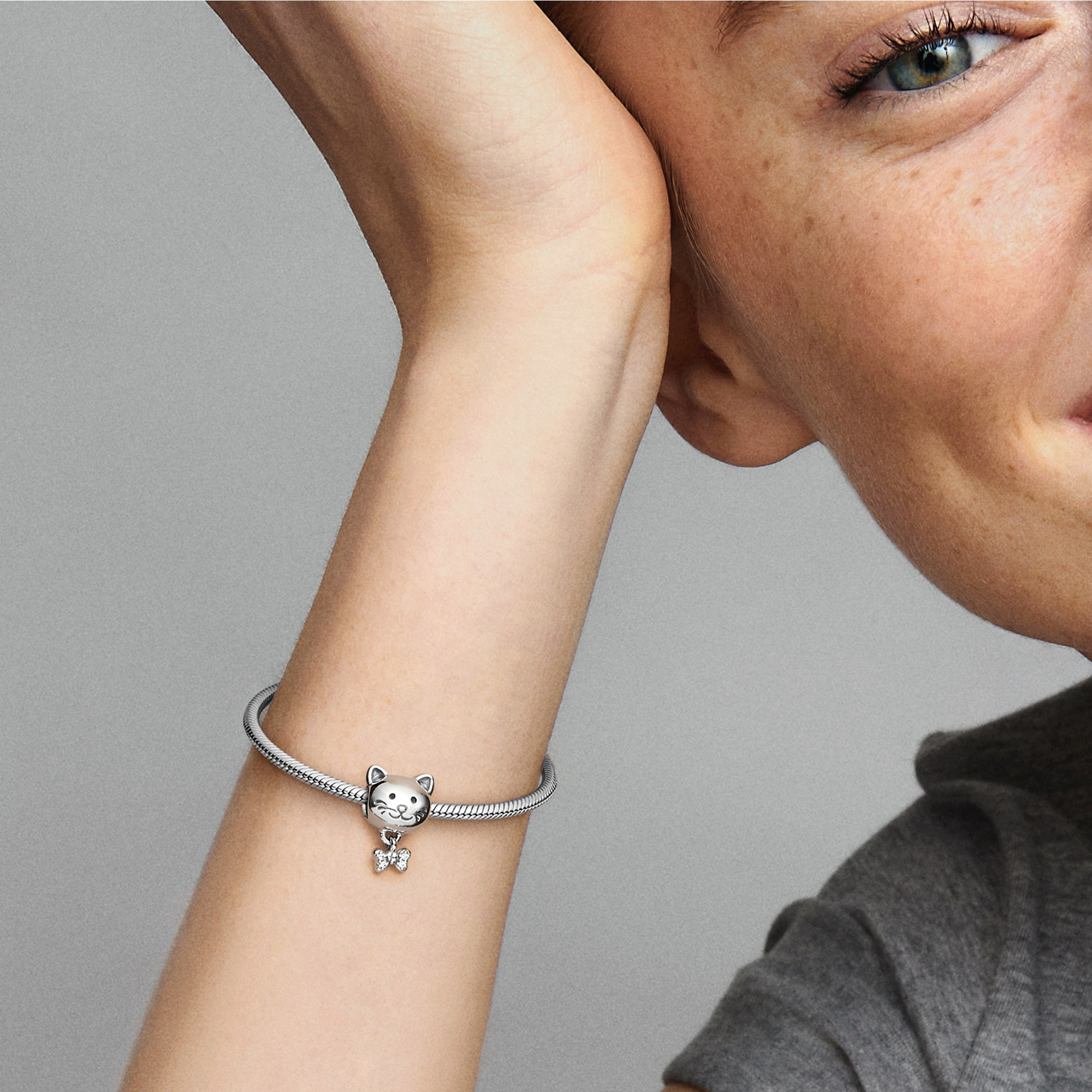 Pandora Katze & Schleife Charm - Sterling Silber + Zirkonia - Klar – Ansicht 5