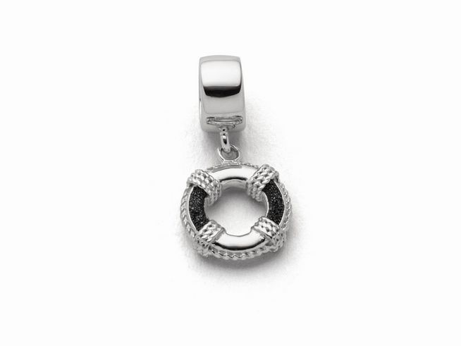 Sterling Silber Charm in Form eines Rettungsrings mit Lavasand-Elementen, ergänzt durch eine glänzende, vernickelte Aufhängung, ideal für individuelle Schmuckstücke von DUR.