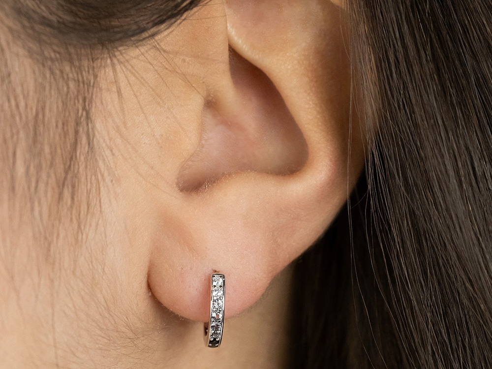 Silberner Creolenohrring von Engelsrufer mit Zirkonia, gefertigt aus hochwertigem Material, elegant am Ohr einer Person getragen, perfekt für jeden Anlass. Neuheiten ERE-SHADE-ZI-CR-13 Creole Shade.