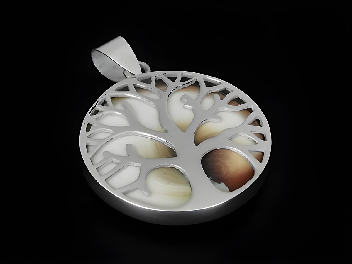 Silber Anhänger Lebensbaum mit Shiva Auge und symbolischem Baumdesign, hergestellt von Juwelier Harnisch, ergänzt durch weitere Steine in attraktiver Ausführung.