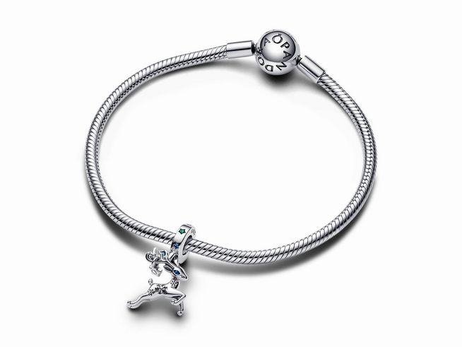 Silberner Charm-Anhänger von Pandora in Form eines Rentiers mit farbenfrohen Steinen, elegant an einem schlichten Armband befestigt, ideal für festliche Anlässe.