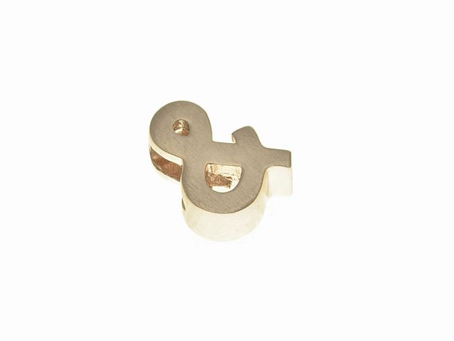 Anhänger aus Sterling Silber in Form eines &-Zeichens, teilmattiert und vergoldet in Roségold, hergestellt von Juwelier Harnisch. Ideal für modische Akzente.