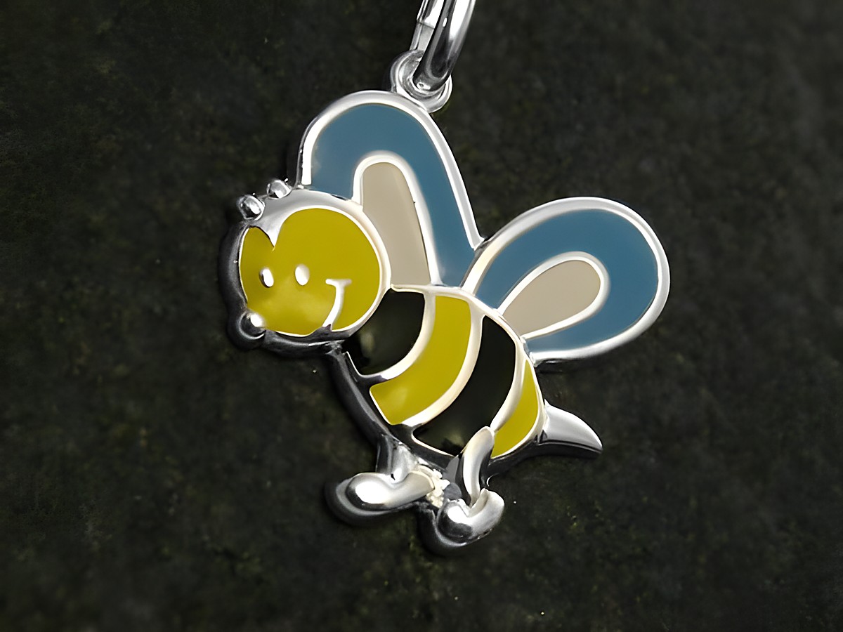 Emaillierter Sterling Silber Anhänger in Form eines fröhlichen Bienchens mit gelben und blauen Elementen, ideal für Kinder, Hersteller Juwelier Harnisch.