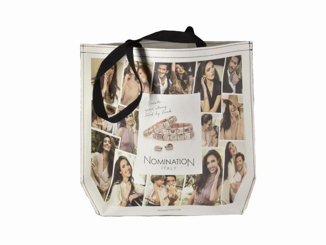 Einkaufsshopper in Beige und mehrfarbig, bedruckt mit verschiedenen Porträts und dem Logo von Nomination Italien, ausgestattet mit zwei schwarzen Tragegriffen.