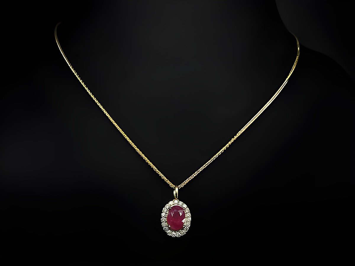 Hinreißendes Gold Collier mit Zopf, 45 cm lang, aus 585 Gold. Der Mittelteil ist mit Brillanten und einem Rubin verziert, hergestellt von Juwelier Harnisch.