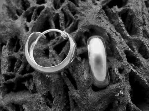 Ohrringe in Form von Creolen aus poliertem Sterling Silber mit einem Durchmesser von 1,7 cm, hergestellt von Juwelier Harnisch, passend für Ohrlöcher bis 15 mm.