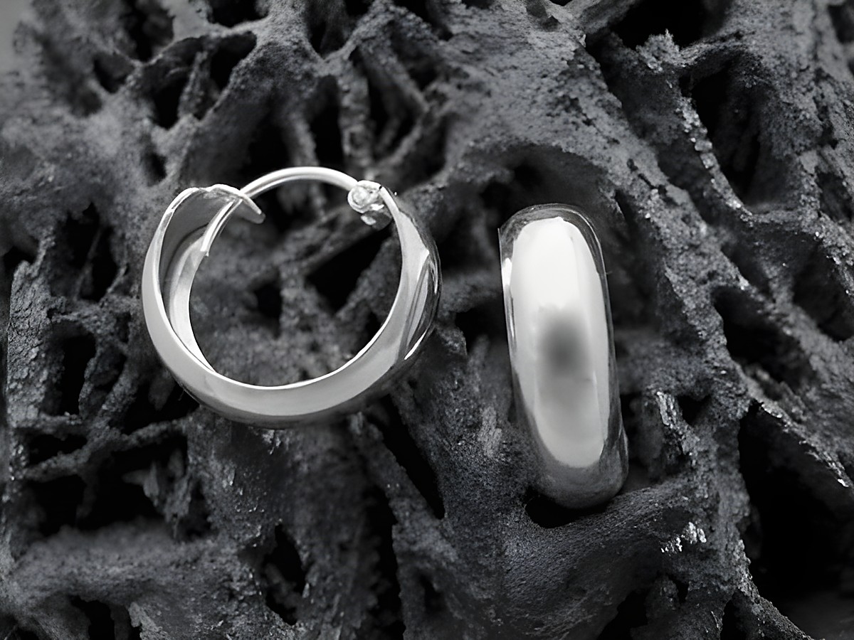 Ohrringe in Form von Creolen aus poliertem Sterling Silber mit einem Durchmesser von 1,7 cm, hergestellt von Juwelier Harnisch, passend für Ohrlöcher bis 15 mm.