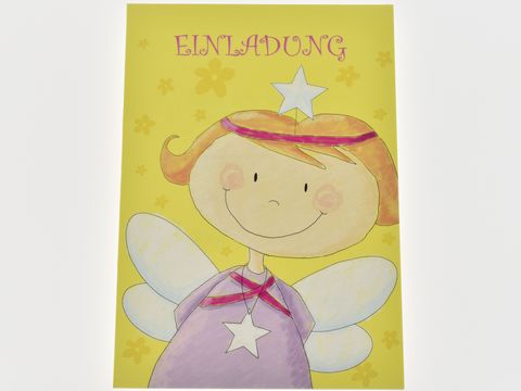 Bunte Einladungskarte mit einer niedlichen Fee, die große Flügel hat, ein Lächeln zeigt und mit einem Stern und Blumenmotiven dekoriert ist. Schriftzug Einladung oben auf der Karte.