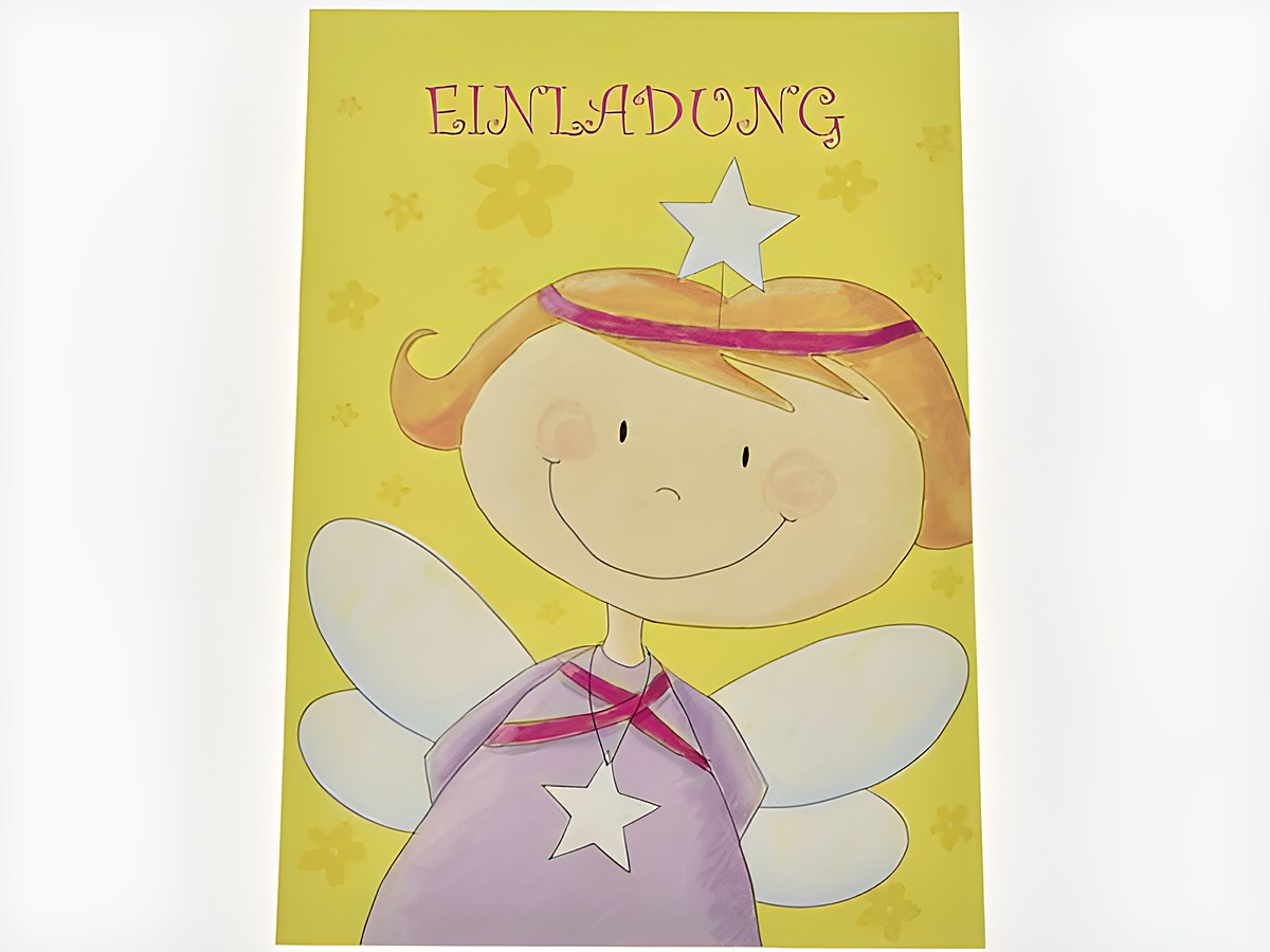 Bunte Einladungskarte mit einer niedlichen Fee, die große Flügel hat, ein Lächeln zeigt und mit einem Stern und Blumenmotiven dekoriert ist. Schriftzug Einladung oben auf der Karte.