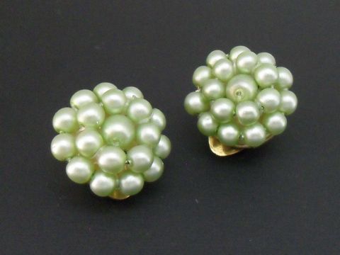 71649-0 Ohrclip in hellgrün mit perlenglänzenden, seidenmatten Kunstperlen, verziert mit goldfarbenen Elementen, hergestellt von Juwelier Harnisch, ideal für elegante Anlässe.