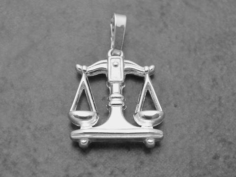 Anhänger Sternzeichen Waage aus rhodiniertem Sterling Silber, plastisch gestaltet, symbolisiert das Gleichgewicht und die Ausgewogenheit, hergestellt von Juwelier Harnisch.
