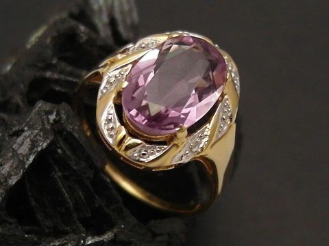 Goldring feenhaft aus Gold 585 mit einem ovalen Amethyst, Größe 54, verziert mit funkelnden Details, Hersteller Juwelier Harnisch, ideal bis Größe 54/17,5.