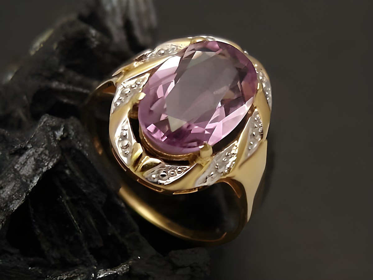 Goldring feenhaft aus Gold 585 mit einem ovalen Amethyst, Größe 54, verziert mit funkelnden Details, Hersteller Juwelier Harnisch, ideal bis Größe 54/17,5.