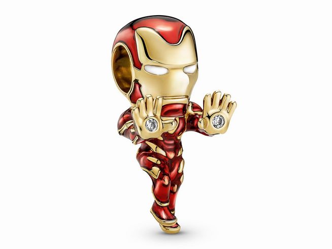 Charm von Iron Man aus der Marvel-Serie von Pandora, in rot und gold, mit Emaille und Zirkonia, zeigt Iron Man in dynamischer Pose mit ausgestreckten Händen.