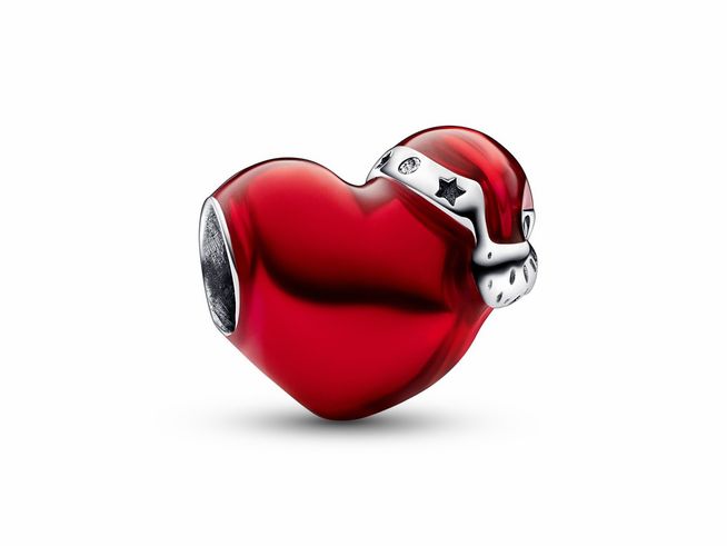 Ein rotes Herz mit einer silbernen Weihnachtsmannmütze, verziert mit Zirkonia und Emaille, aus Sterling Silber, Hersteller Pandora, Modell Sandra xmas Herz 792336C01.
