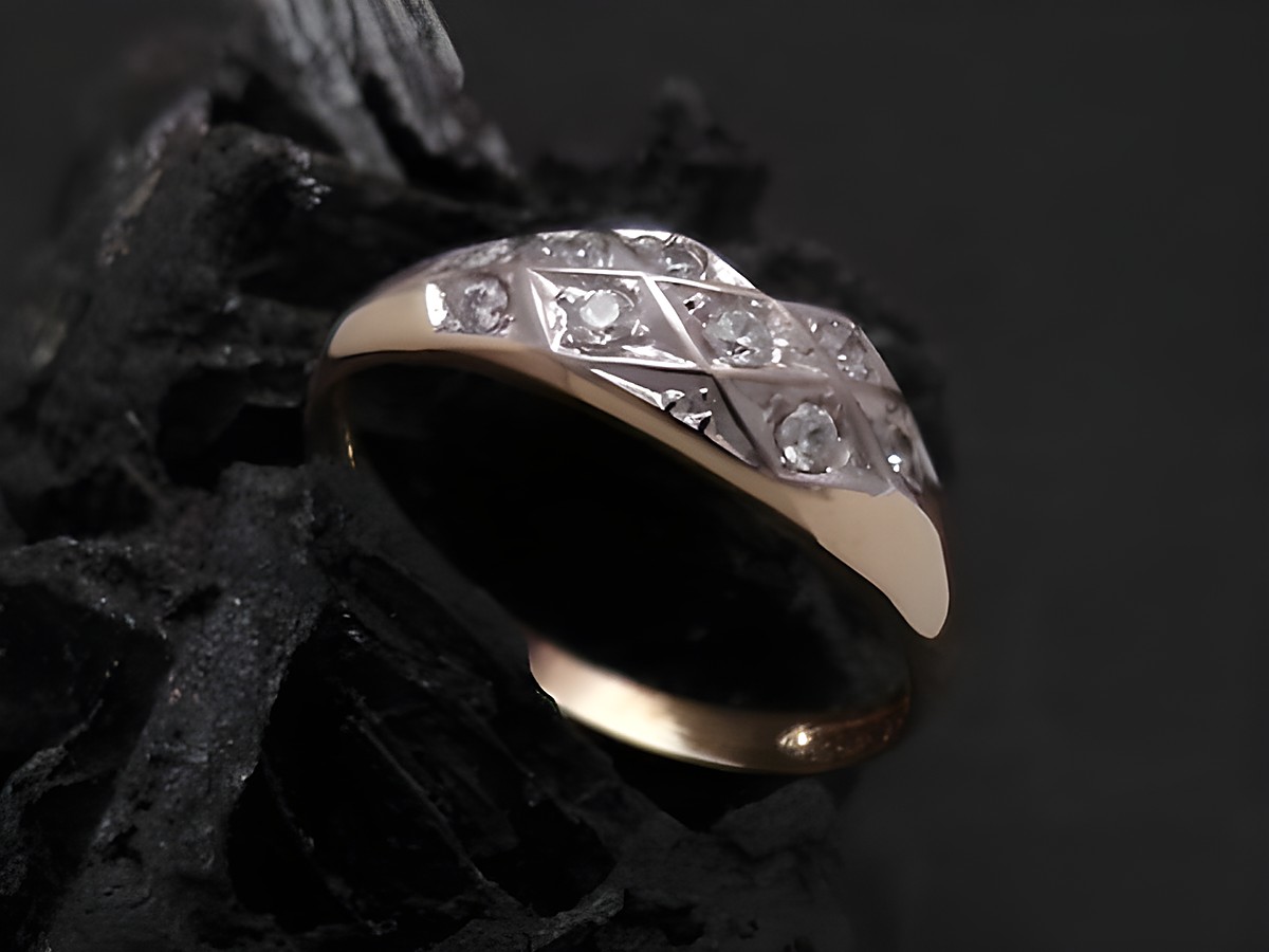 Imposanter Goldring aus 585 bicolor Gold mit Zirkonia, Größe 57 bis 58, Hersteller Juwelier Harnisch. Elegantes Design perfekt für besondere Anlässe.