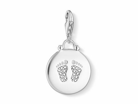 Charm-Anhänger von Thomas Sabo mit Babyfußabdrücken, aus hochwertigem Silber gefertigt, Teil der Charm Club Kollektion, zeitloses und emotionales Schmuckstück für Babys und Kleinkinder.