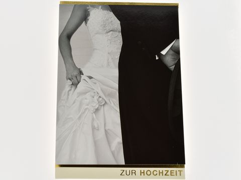 Hochzeitskarte mit halbseitigem Motiv eines Brautpaares in eleganter Kleidung, die Braut in einem weißen Kleid und der Bräutigam in einem schwarzen Anzug, Text zur Hochzeit am unteren Rand.