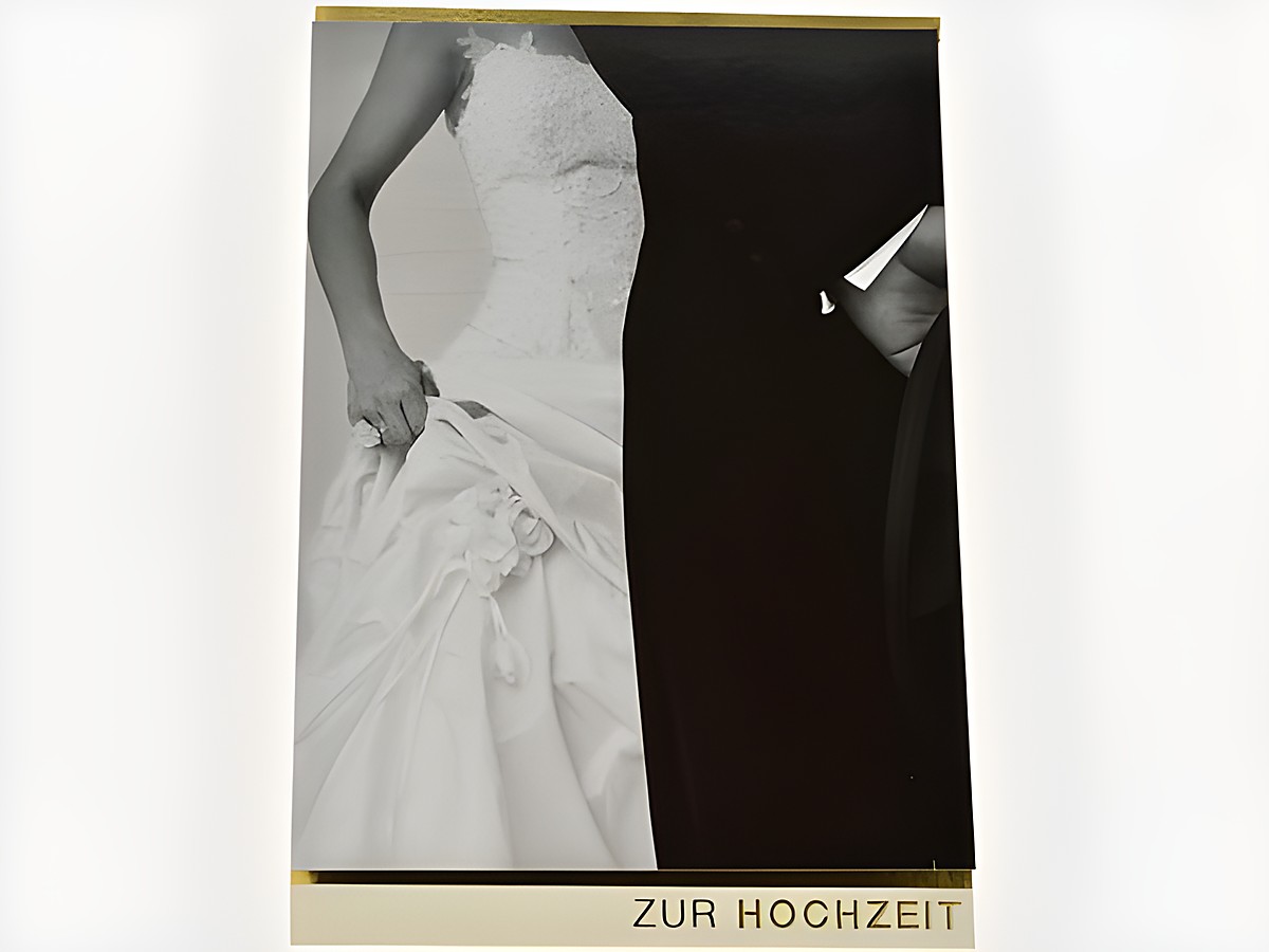Hochzeitskarte mit halbseitigem Motiv eines Brautpaares in eleganter Kleidung, die Braut in einem weißen Kleid und der Bräutigam in einem schwarzen Anzug, Text zur Hochzeit am unteren Rand.