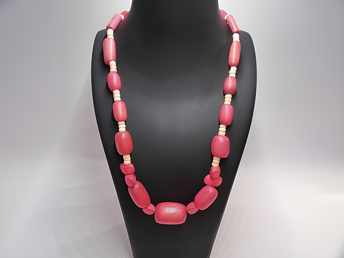 Holzkette Multiform 120 mm naturbraun-rot 60 cm Holz Schmuck von Hersteller Juwelier Harnisch, mit bunten Elementen und einem interessanten Design, ideal für jeden Anlass.