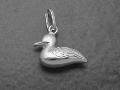 Silber Anhänger in Form einer süßen Ente, ideal als Geschenkidee, Hersteller Juwelier Harnisch, perfekte Ergänzung für Tierliebhaber und Schmuckfans.