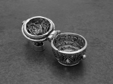 Ein handgefertigtes Medaillon aus Sterling Silber in Form eines Korbs, verziert mit Pflanzenmotiven und speziellen Details, Hersteller Juwelier Harnisch.