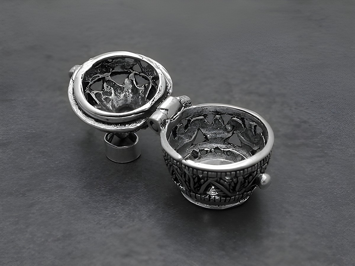Ein handgefertigtes Medaillon aus Sterling Silber in Form eines Korbs, verziert mit Pflanzenmotiven und speziellen Details, Hersteller Juwelier Harnisch. – Ansicht 2