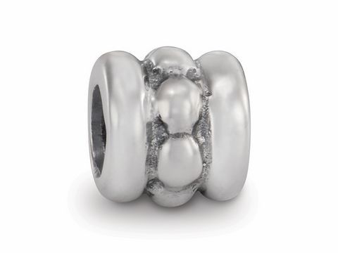 Ein silberner PANDORA Charm aus der Moments Kollektion mit der Artikelnummer 790162, der durch seine elegante Form und Struktur besticht. Ideal für individuelle Armbänder.