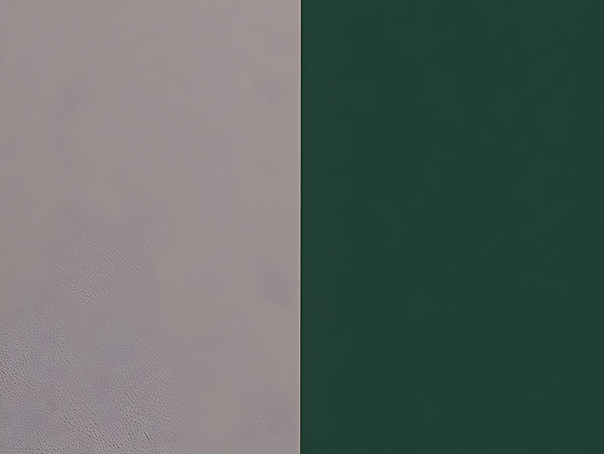 Ein quadratisches Stück Leder in zwei Farben, links in einem sanften Grauton und rechts in einem tiefen Waldgrün, geeignet für die Les Georgettes Armreife.