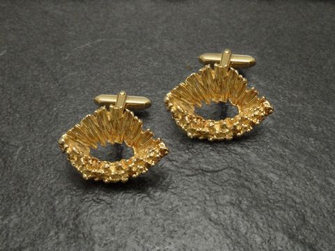 20106-0 Manschettenknöpfe vergoldet mit künstlerischem Design, Hersteller Juwelier Harnisch, goldfarben, ideal für formelle Anlässe und elegantes Styling.