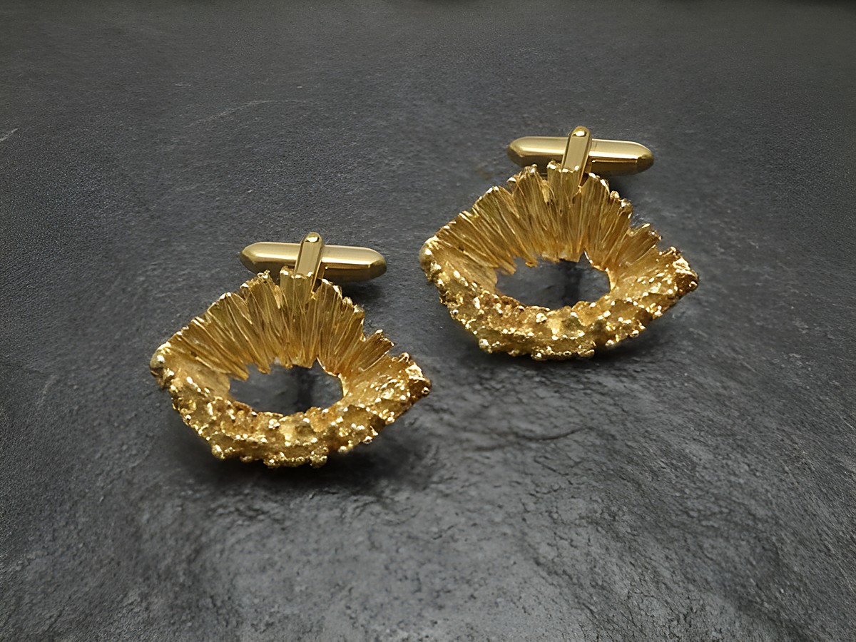Manschettenknöpfe vergoldet mit künstlerischem Design, Hersteller Juwelier Harnisch, goldfarben, ideal für formelle Anlässe und elegantes Styling.
