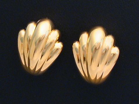 Ohrringe aus Gold 750 in Fächerform, hergestellt von Juwelier Harnisch, stilvolle Ohrstecker mit elegantem Design.
