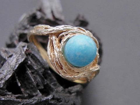 Goldring designorientiert Größe 54,5 mit einem Türkis in Gold 585, Hersteller Juwelier Harnisch, bis Größe 56/18. Der Ring hat eine kunstvolle, geschwungene Form.