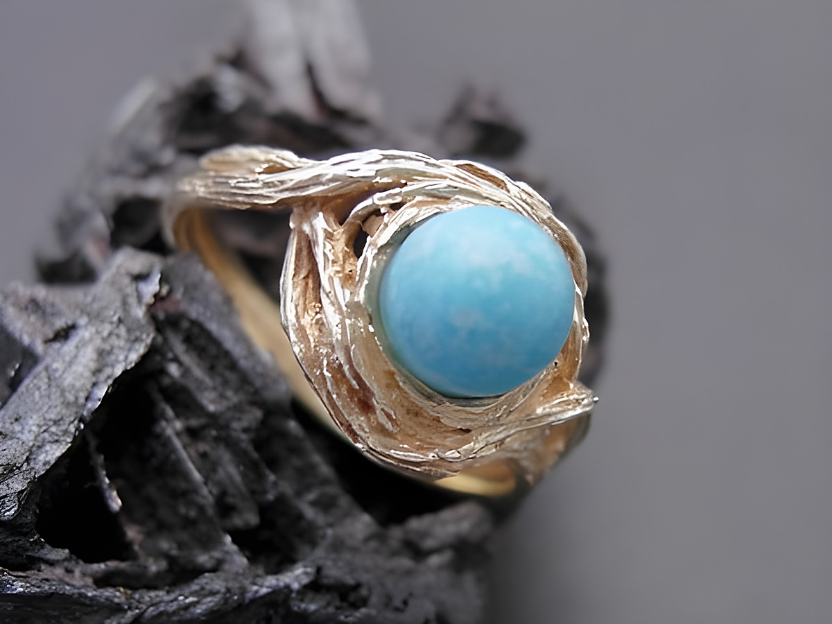 Goldring designorientiert Größe 54,5 mit einem Türkis in Gold 585, Hersteller Juwelier Harnisch, bis Größe 56/18. Der Ring hat eine kunstvolle, geschwungene Form.