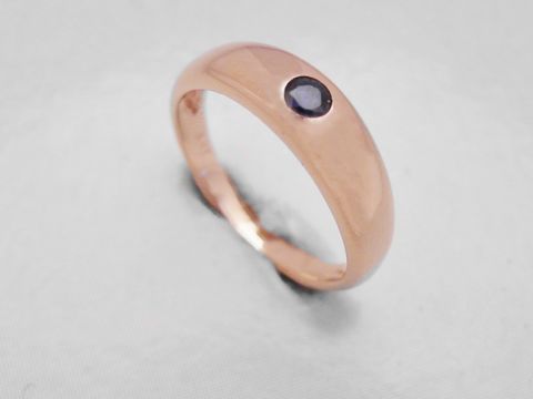 Taufring aus Roségold 333 mit echtem Saphir, schlichter und zeitloser Kinderschmuck, perfekt für die Taufe, hergestellt von Juwelier Harnisch.