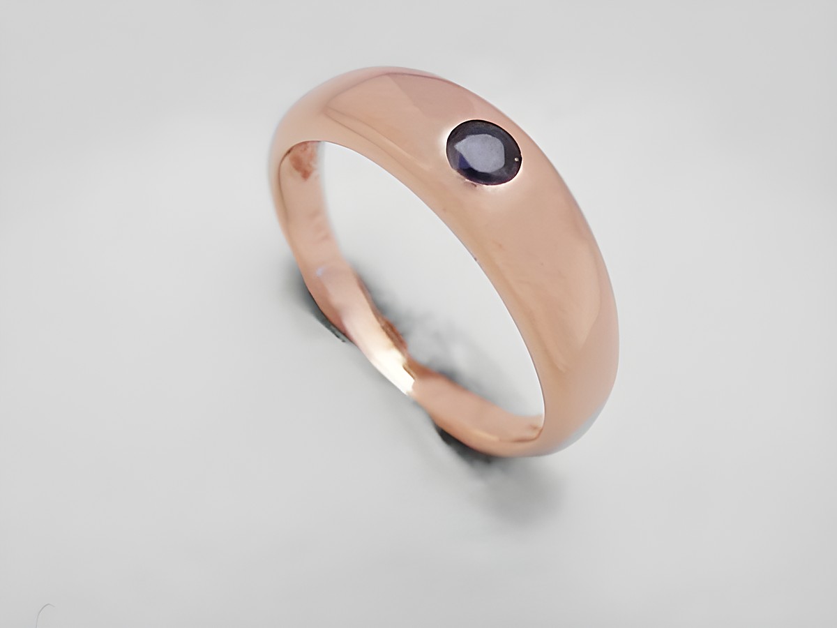 Taufring aus Roségold 333 mit echtem Saphir, schlichter und zeitloser Kinderschmuck, perfekt für die Taufe, hergestellt von Juwelier Harnisch.