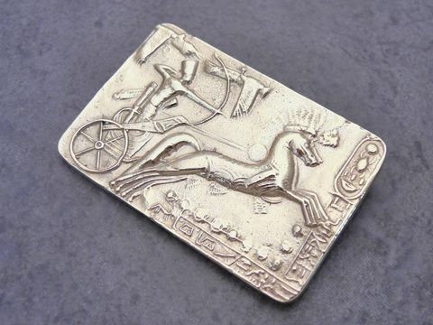 Gold auf Silber Brosche im rechteckigen Design mit ägyptischer Symbolik, von Juwelier Harnisch, zeigt Szenen mit Pferd und Wagen. Ideal für Sammler und Liebhaber antiker Kunst.