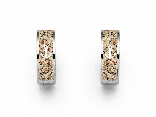 Sterling Silber Ohrringe von DUR mit einer sandfarbenen Oberfläche und einem eingravierten Anker, stilvoll und maritim inspirierter Schmuck. Ideal für jeden Anlass.