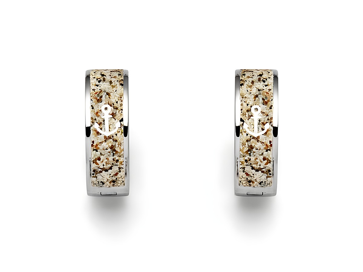 Sterling Silber Ohrringe von DUR mit einer sandfarbenen Oberfläche und einem eingravierten Anker, stilvoll und maritim inspirierter Schmuck. Ideal für jeden Anlass.
