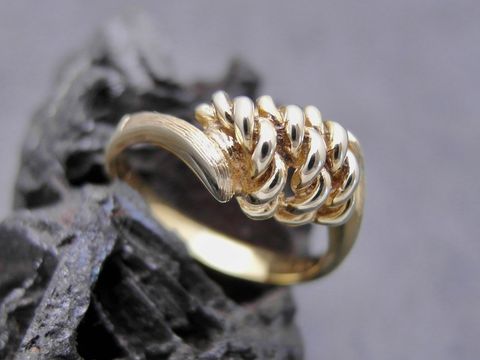 Ring aus Gold im Kordel Design, Größe 56, gefertigt vom Juwelier Harnisch, elegant und glänzend mit geschwungenen Details, ideal für jeden Anlass.