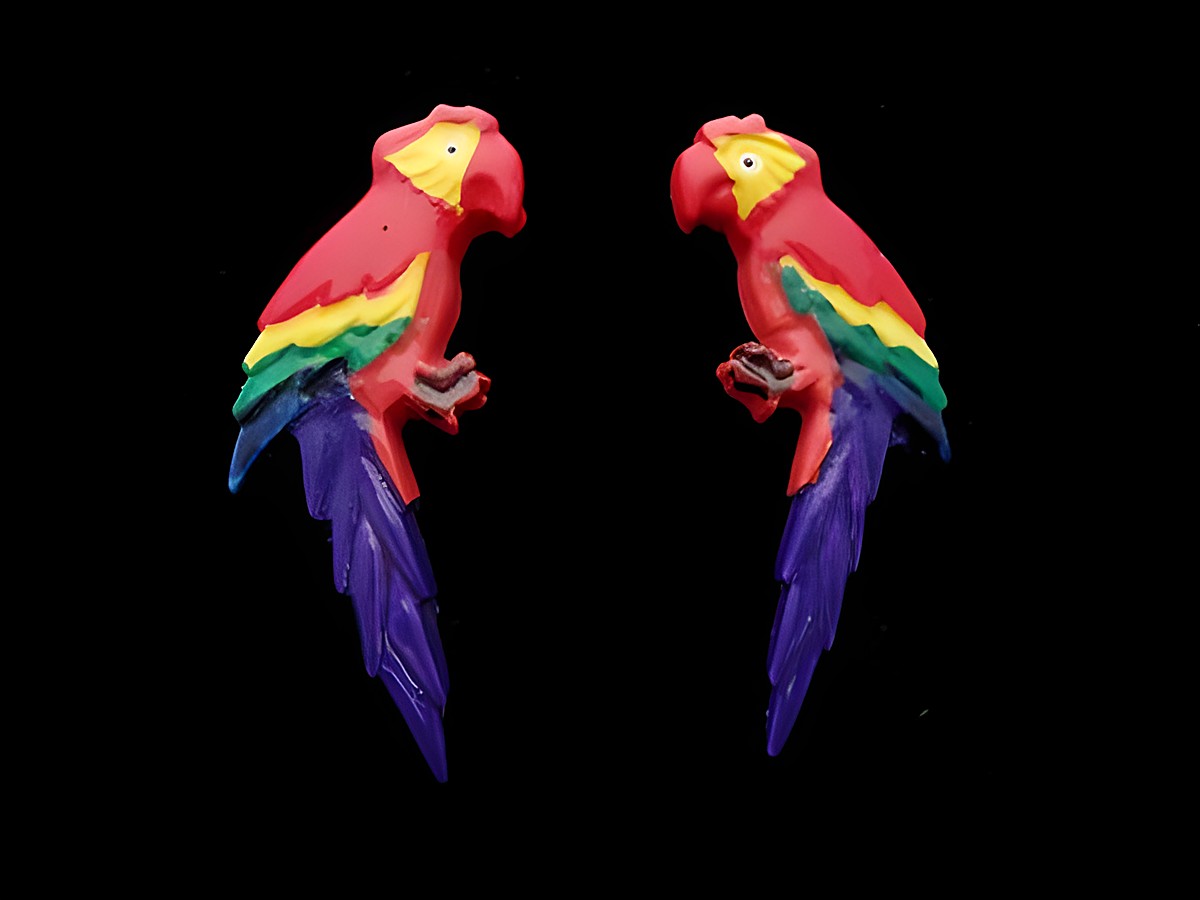 Bunte Papagei Ohrringe aus Modeschmuck mit rotem Rücken und lila Schwanz, Hersteller Juwelier Harnisch, Set umfasst Ohrringe und Ear Cuffs.