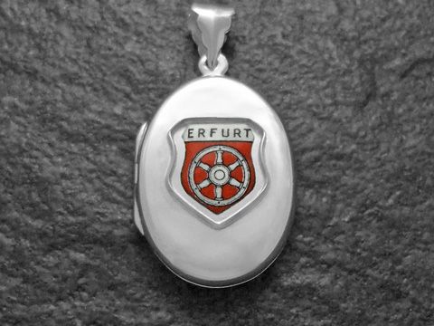 Silber Medaillon mit eingelegtem Wappen von Erfurt, das einen rot-weißen Schild mit einem Rad zeigt, hergestellt von Juwelier Harnisch in Thüringen.