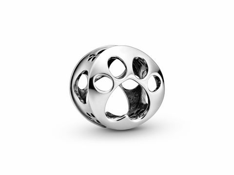 Ein silberner Charm von Pandora in Form einer Pfote, mit durchbrochenen Mustern und einem glänzenden Finish, ideal für Tierliebhaber und die Schmuckkollektion.