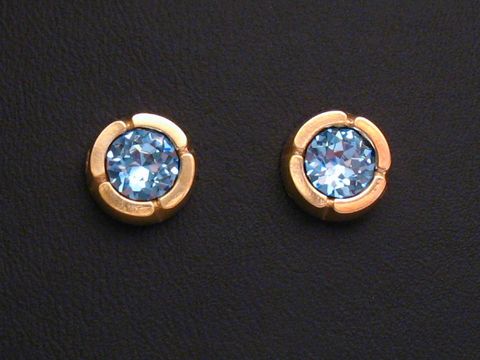 Ohrringe hellblau facettiert aus Gold mit Ohrsteckern, hergestellt von Juwelier Harnisch, versehen mit weiteren Steinen, elegant und zeitlos im Design.