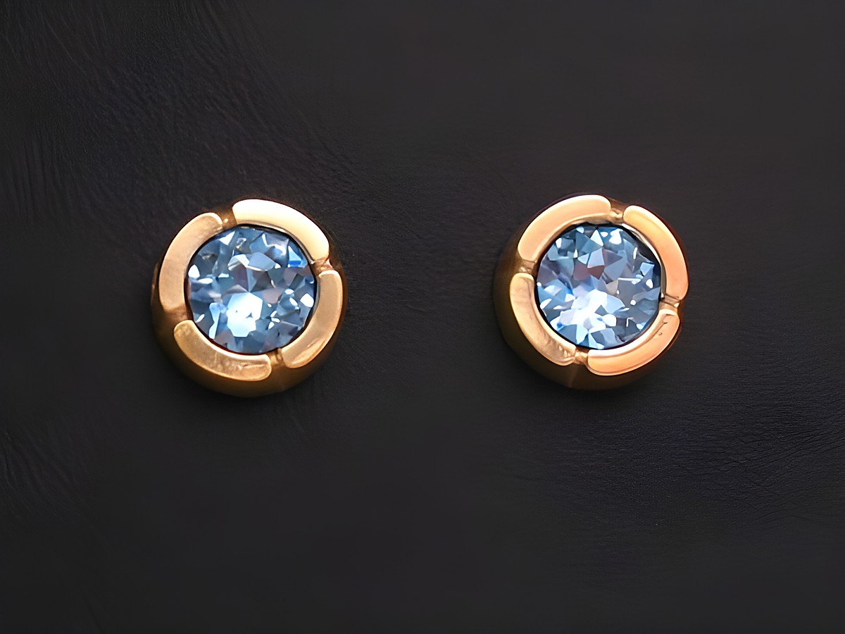 Ohrringe hellblau facettiert aus Gold mit Ohrsteckern, hergestellt von Juwelier Harnisch, versehen mit weiteren Steinen, elegant und zeitlos im Design.